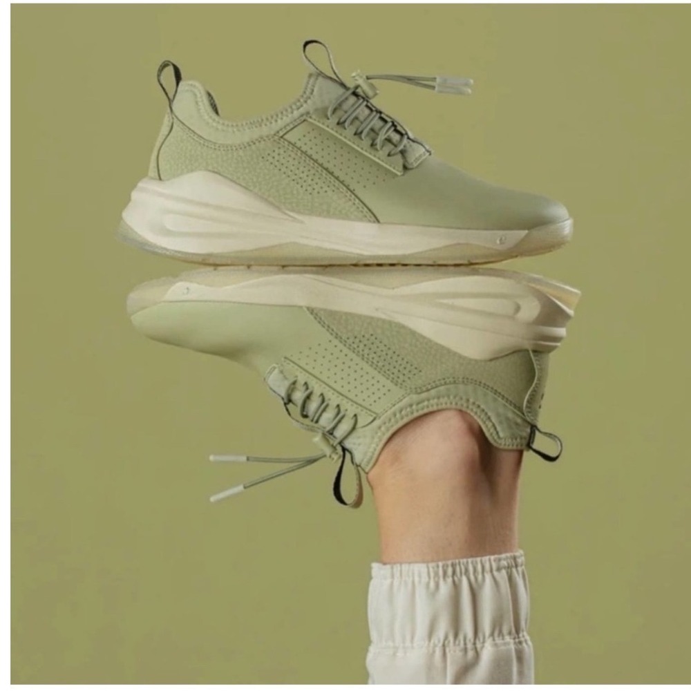 Clove Classic Sage Green Water Resistant Nursing Sneakers Unisex W10/M8.5